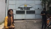 Di hari pertama tahun ajaran, seorang imigran Rohingya dari Myanmar, Formin Akter, berjuang keras untuk dapat beradaptasi di salah satu universitas di Bangladesh. (Reuters/Zeba Siddiqui)
