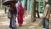 Namun, ia terus mempertahankan posisi kartu identitas yang menggantung di lehernya. (Reuters/Mohammad Ponir Hossain)