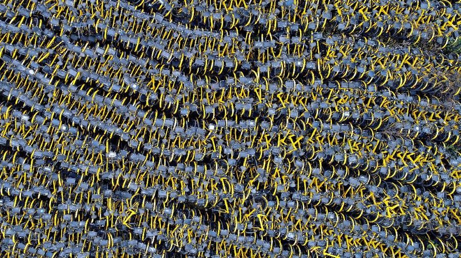 Sepeda Ofo rusak yang berbagi sepeda terletak di puing-puing di sebuah desa di pinggiran Beijing, Cina 22 Desember 2018. REUTERS / Jason Lee