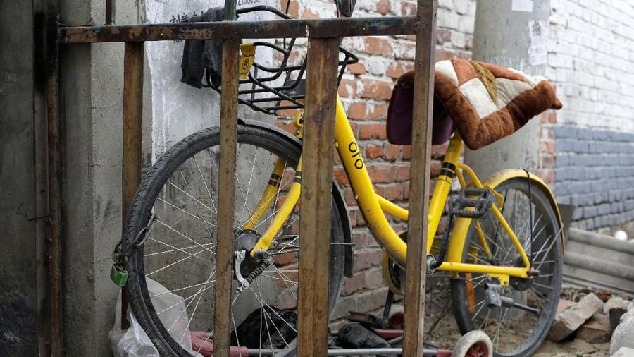 A damaged Ofo bike-sharing bicycle lies in debris in a village on the outskirts of Beijing, China December 22, 2018. REUTERS/Jason Lee