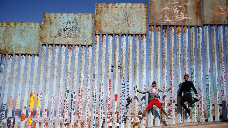 Banyak para pemuda karavan migran Amerika Tengah dalam perjalanan ke Amerika Serikat untuk melarikan diri dari kekerasan, kemiskinan dan pengangguran.