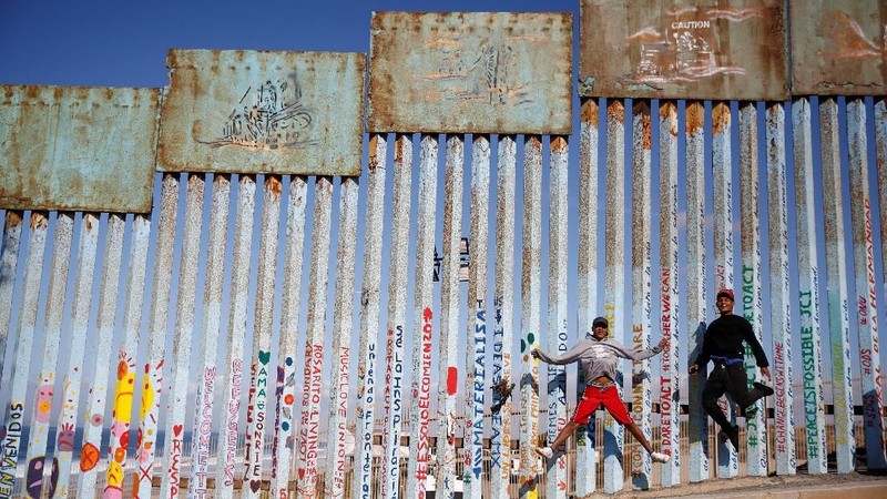 Banyak para pemuda karavan migran Amerika Tengah dalam perjalanan ke Amerika Serikat untuk melarikan diri dari kekerasan, kemiskinan dan pengangguran.