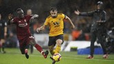 Wolverhampton bukannya tanpa peluang. Namun, sejumlah blunder yang dilakukan para pemain Liverpool tidak mampu dimanfaatkan Wolverhampton untuk mencetak gol. Skor 1-0 untuk Liverpool bertahan hingga akhir babak pertama. (Reuters/Carl Recine)