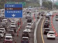 Antrean Kendaraan di Jalur Puncak Mengular