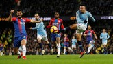 Sempat unggul lebih dulu melalui Ilkay Guendogan, Man City malah takluk 2-3 dari tim semenjana Crystal Palace. (REUTERS/Darren Staples)