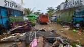 Usai tsunami menerjang, sirine peringatan tsunami sempat berbunyi yang menimbulkan kepanikan warga. Warga berbondong-bondong mengungsi ke dataran tinggi. (Photo by Ronald / AFP)