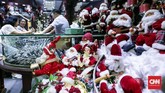 Toko perhiasan mendekor boneka dan pernik Natal untuk menarik perhatian pengunjung menyambut Natal di kawasan Pasar Baru, Jakarta, Jumat (14/12). (CNNIndonesia/Safir Makki)