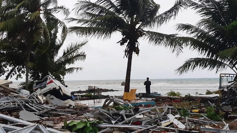 Tsunami tersebut menewaskan puluhan korban jiwa dan memporakporandakan bangunan di berbagai wilayah.