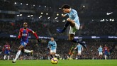 Hasil berbeda dialami Manchester City. Skuat arahan Pep Guardiola menuai kekalahan 2-3 saat menjamu Crystal Palace di Stadion Etihad. (REUTERS/Darren)