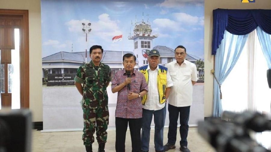 Menteri Basuki memastikan langsung mengirim puluhan alat berat untuk perbaiki wilayah terdampak tsunami Selat Sunda