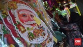 Salah satu toko menjual pernak-pernik Natal di kawasan Pasar Asemka, Jakarta Pusat awal Desember lalu. (CNN Indonesia/Harvey Darian)
