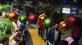 Warga melintas di TPO Kota Tua yang dihiasi ornamen Natal di Jakarta, Rabu (19/12). Tempat Penyeberangan Orang (TPO) Kota Tua tersebut bersolek dengan berbagai hiasan untuk menyambut Natal dan Tahun Baru. (Antara/Indrianto Eko Suwarso)