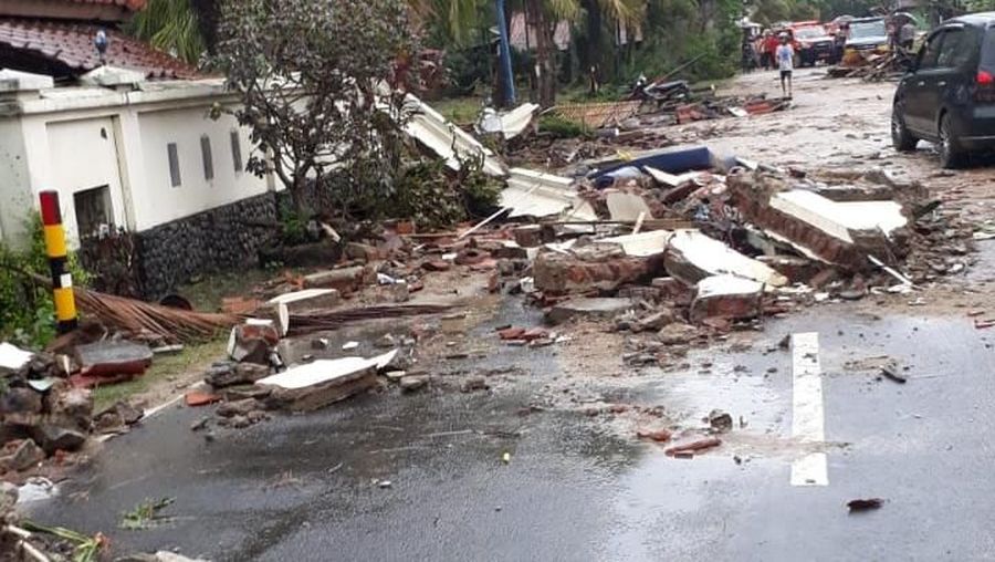 Indonesia kembali berduka. Tsunami menerjang sejumlah pantai di Selat Sunda.