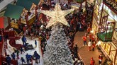 Hiasan pohon Natal terlihat di Mal Ciputra, Jakarta, Rabu (19/12). Jelang Natal 2018, sejumlah pusat perbelanjaan di Jakarta mendekor ruang pertokoan dengan nuansa Natal agar menjadi daya tarik pengunjung. (Antara/Dede Rizky Permana)