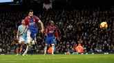 Luka Milivojevic mencetak gol ketiga Crystal Palace lewat eksekusi penalti sekaligus memastikan kemenangan Crystal Palace atas Man City. (Reuters/Carl Recine)