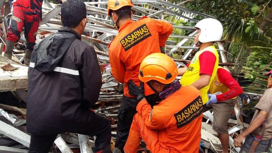 Tsunami tersebut menewaskan puluhan korban jiwa dan memporakporandakan bangunan di berbagai wilayah.