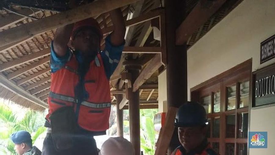 Tsunami yang menerjang pesisir Pandeglang dan Lampung tersebut juga menyebabkan korban jiwa dan kerugian fisik