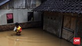Sebelum merendam rumah-rumah warga, air sungai sempat surut ke laut kemudian datang lagi dengan arus yang kencang. Saking derasnya sampai menimbulkan gemuruh dan meluap ke permukiman warga. (CNN Indonesia/Hesti Rika).