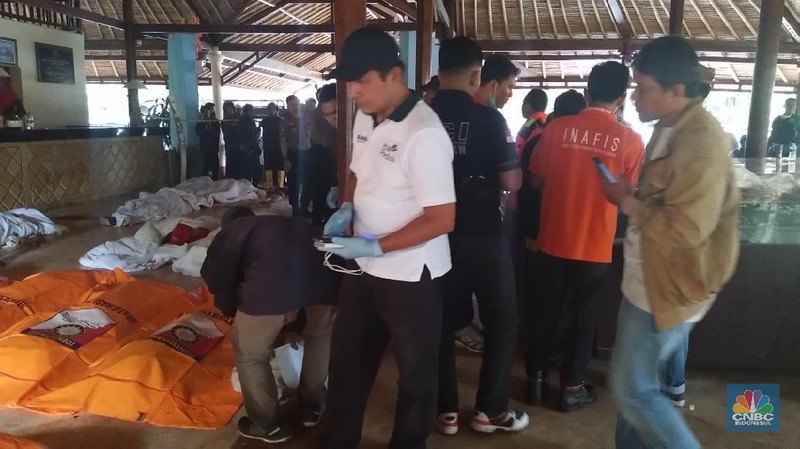 Tsunami yang menerjang pesisir Pandeglang dan Lampung tersebut juga menyebabkan korban jiwa dan kerugian fisik