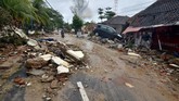 Tsunami diperkirakan karena adanya longsor di bawah laut yang dipicu erupsi Gunung Anak Krakatau. (Photo by Ronald / AFP)