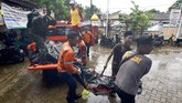 Belakangn diketahui tak ada peringatan tsunami. Ada dugaan sirine tsunami mengalami kerusakan teknis karena terjangan gelombang malam sebelumny. (Photo by Ronald / AFP)