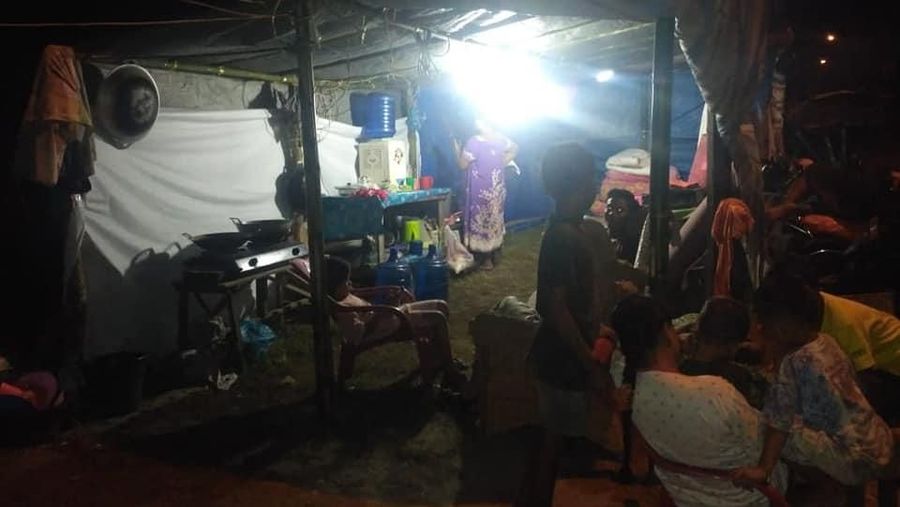 Tsunami menerjang selat Sunda semalam, menerjang Pandeglang, Lampung Selatan, dan Serang. Korban jiwa dikabarkan terus bertambah hingga saat ini. 