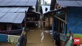 Tinggi permukaan air yang merendam Kampung Kadugareng mencapai sekitar 1,5 meter. Bahkan beberapa rumah warga hanya terlihat atapnya saja. (CNN Indonesia/Hesti Rika).