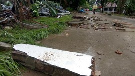 TNI-Polri Diterjunkan untuk Perbaikan Jalan Usai Tsunami