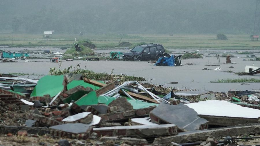 Badan Nasional Penanggulangan Bencana (BNPB) melaporkan jumlah korban jiwa akibat musibah tsunami Selat Sunda terus bertambah.