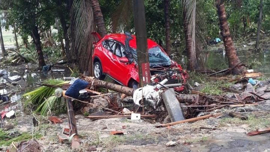 Tsunami menerjang selat Sunda semalam, menerjang Pandeglang, Lampung Selatan, dan Serang. Korban jiwa dikabarkan terus bertambah hingga saat ini. 
