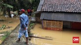 Karena lokasi yang tak begitu jauh dari pantai, warga sempat panik lalu mengungsi ke kantor Kecamatan Labuhan. (CNN Indonesia/Hesti Rika).