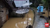 Warga menduga volume air sungai Cipunten Agung tidak lekas surut akibat laut yang masih pasang sejak tsunami kemarin malam. (CNN Indonesia/Hesti Rika).