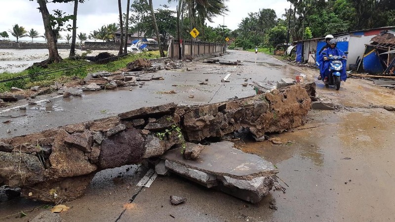 Tsunami tersebut menewaskan puluhan korban jiwa dan memporakporandakan bangunan di berbagai wilayah.