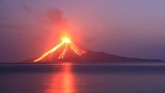Gunung Anak Krakatau sendiri telah terpantau aktif sejak Juni 2018 lalu. Meski relatif kecil, namun erupsi terus terjadi hampir setiap hari. Foto diambil pada dari perairan Selat Sunda, Kalianda, Lampung Selatan, 19 Juli 2018. (ANTARA FOTO/Elshinta/pras)