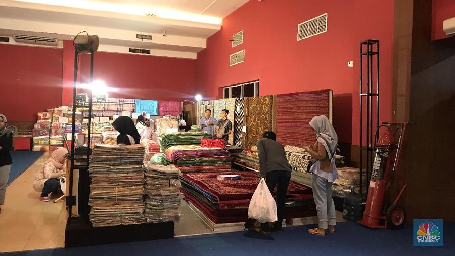 Diskon gila-gilaan dari berbagai produk pun ditawarkan kepada pengunjung hingga 90 persen.