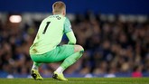 Kiper Everton Jordan Pickford hanya bisa terdiam setelah Tottenham Hotspur enam kali membobol gawangnya di Stadion Goodison Park. (Reuters/Carl Recine)