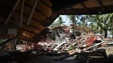 Suasana kerusakan sebuah resort akibat hantaman Tsunami di kawasan Carita, Banten, Jawa Barat. (ANTARA FOTO/Akbar Nugroho Gumay)