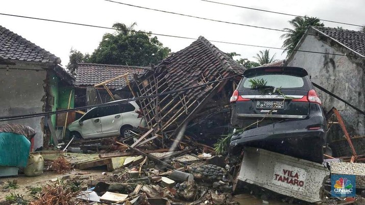 Tsunami Selat Sunda Akibatkan Banyak Mobil Tersangkut Puing