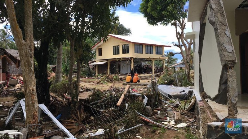 Jokowi melakukan pemantauan tsunami Selat Sunda dengan mengunjungi sejumlah lokasi, bertemu korban dan para pengungsi.