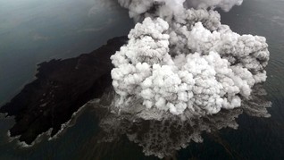 Abu Vulkanik Anak Krakatau Disebut Mengarah ke Barat Daya