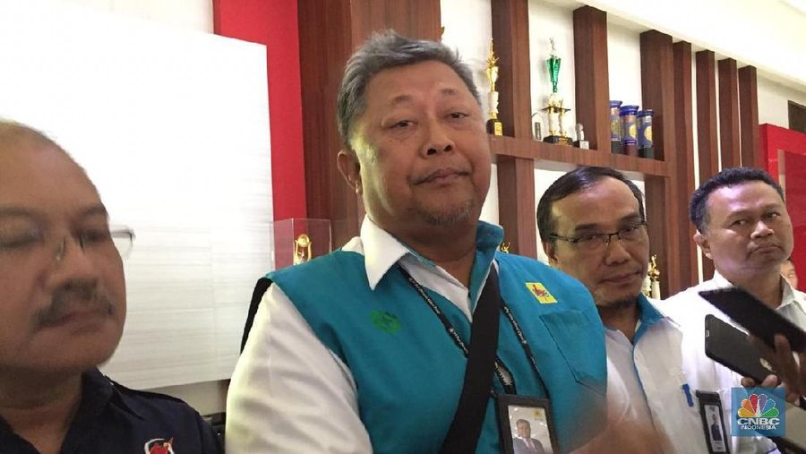 Demi membayar kompensasi mati listrik pada hari Minggu kemarin, PLN bakal mengambilnya dari gaji pegawai dan direksi. 