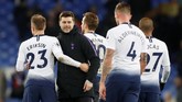 Manajer Tottenham Mauricio Pochettino merayakan kemenangan dengan para pemain. Kemenangan membuat Tottenham berada di posisi ketiga dengan 42 poin, hanya terpaut dua poin dari Manchester City. (Reuters/Carl Recine)
