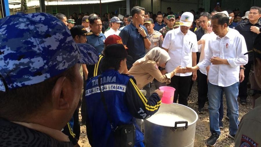 Jokowi melakukan pemantauan tsunami Selat Sunda dengan mengunjungi sejumlah lokasi, bertemu korban dan para pengungsi.