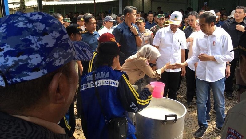 Jokowi melakukan pemantauan tsunami Selat Sunda dengan mengunjungi sejumlah lokasi, bertemu korban dan para pengungsi.