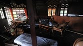Suasana salah satu ruangan di Mutiara Carita Cottages yang rusak akibat hantaman tsunami Selat Sunda di Pantai Carita, Banten. (AFP/SONNY TUMBELAKA)