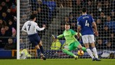 Son Heung-min mencetak gol keduanya untuk membawa Tottenham unggul 5-1 pada menit ke-61 setelah menerima umpan Erik Lamela. (REUTERS/Andrew Yates)