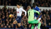 Tottenham Hotspur kemudian menyamakan kedudukan pada menit ke-27 lewat gol Son Heung-min setelah blunder yang dilakukan kiper Jordan Pickford dengan menabrak Kurt Zouma. (REUTERS/Andrew Yates)