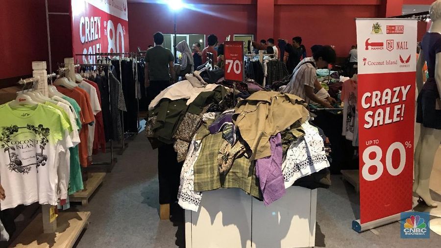 Diskon gila-gilaan dari berbagai produk pun ditawarkan kepada pengunjung hingga 90 persen.
