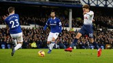 Tottenham Hotspur untuk kali pertama unggul 2-1 lewat gol Dele Alli pada menit ke-35 lewat tendangan kaki kanan mendatar. (REUTERS/Andrew Yates)