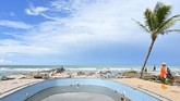 Anggota tim SAR dan polisi mencari korban tsunami Selat Sunda yang menghantam kawasan pesisir di sekitar Villa Stephanie, Carita, Banten, 24 Desember 2018. (AFP/ADEK BERRY)